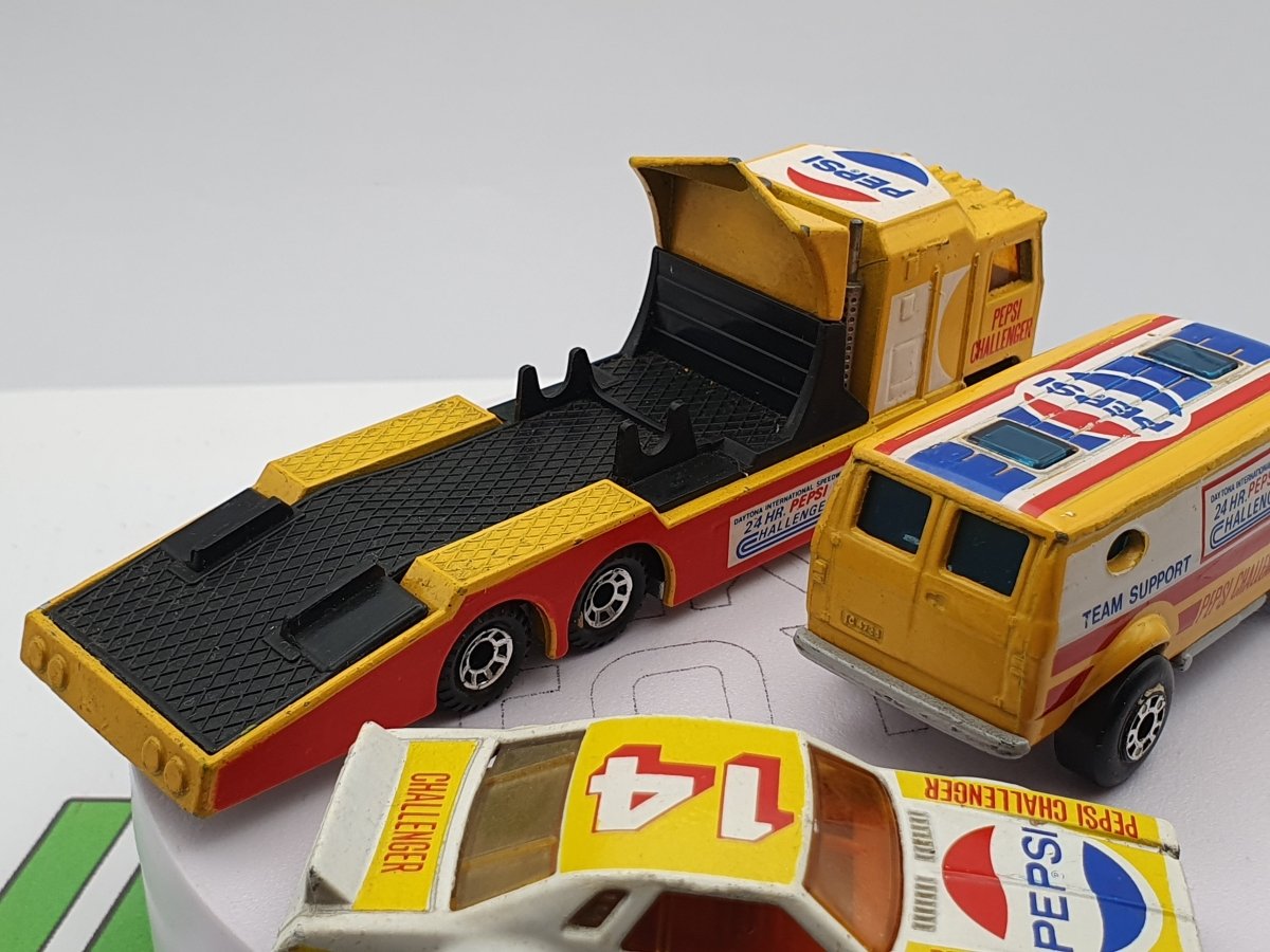 Kenworth Cat Transporter Set Matchbox 1/60 - RikiToys - Matchbox#