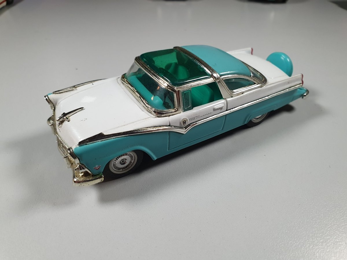 Ford Fairlane Crown victoria 1955 made in china 1/43 - RikiToys